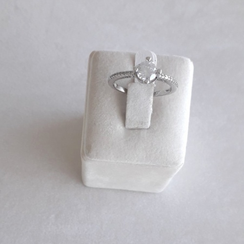 Silver ring with zirconia